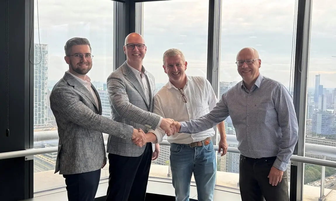 Vlnr Nathan Baart en Peter van Wijk (Van Wijk Uitvaartkisten) & Bart Ardies en Chris Rombaut, respectievelijk CEO en CFO van Funico NV (beeld PR)
