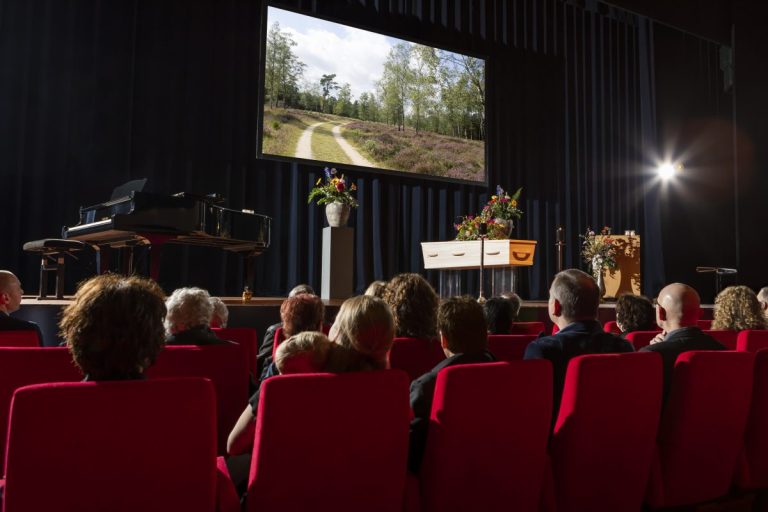 Afscheidsbijeenkomst in een zaal, Bo Brans Uitvaartzorg