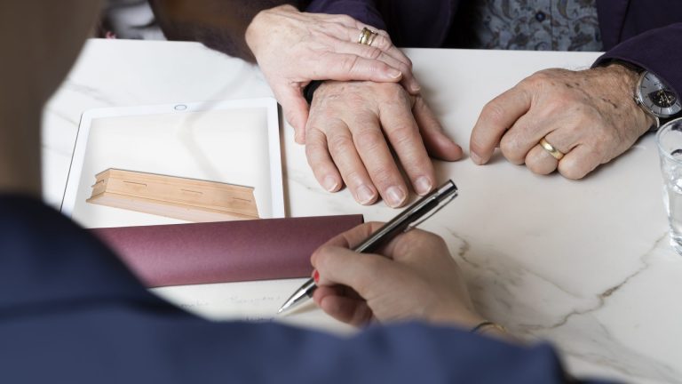 Handen aan tafel tijdens een gesprek, Bo Brans Uitvaartzorg