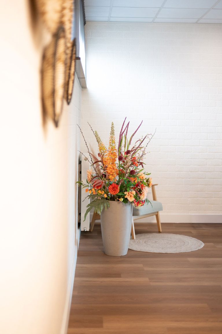Gang met bloemen in het uitvaartcentrum
