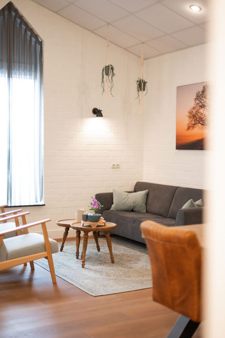Zithoek in de huiskamer van het uitvaartcentrum