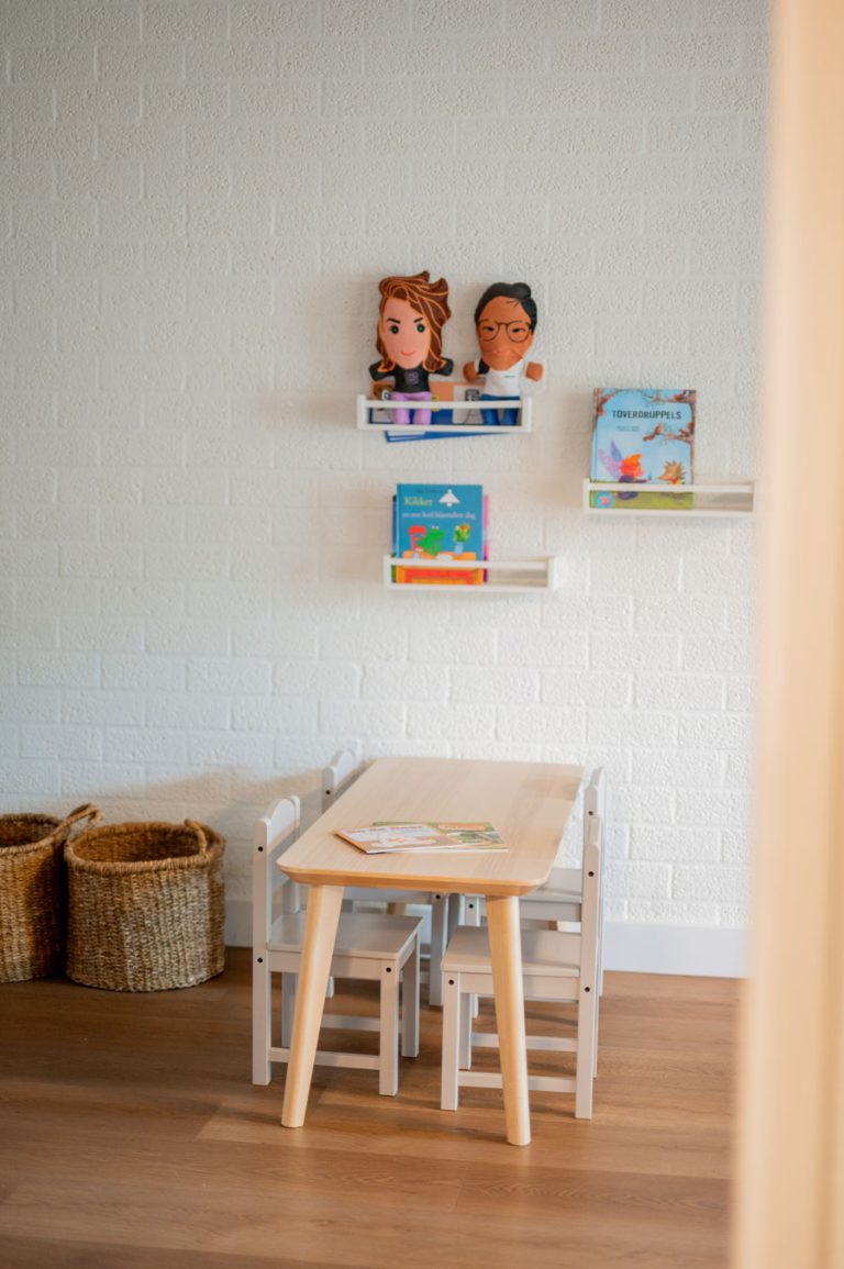 Kinderhoek met tekentafel en boekjes in het uitvaartcentrum