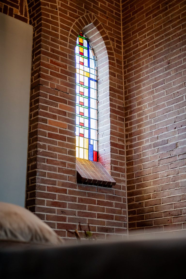 Glas-in-loodraam in de rouwkapel van Van Lokven Uitvaartzorg