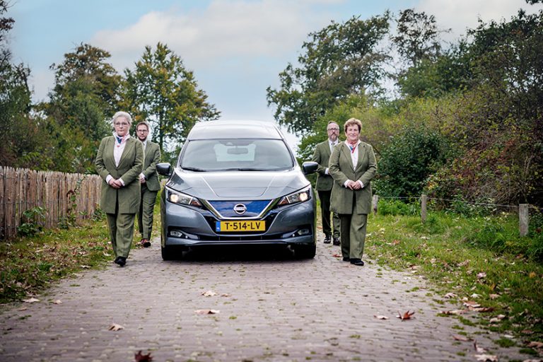 Uitvaartverzorgers van Christine Veldhoen bij de rouwauto, Christine Veldhoen Uitvaartzorg