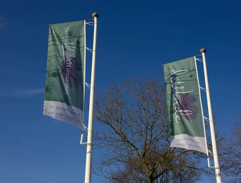 Vlaggen bij Crematorium De Wende, Christine Veldhoen Uitvaartzorg